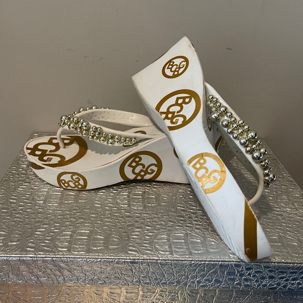 GUC BCBG Wedge Thong, White/Gold, Size 7